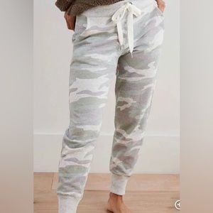 aerie camo sweatpants size xs